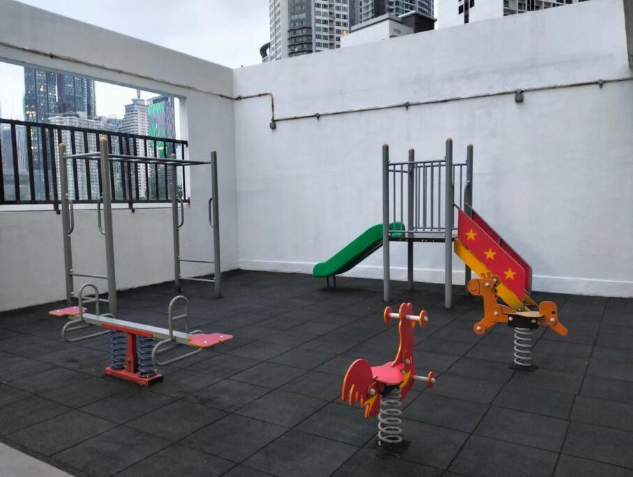 Pangsapuri Mh Homestay 3r2b Very Near To Klcc, Free Wi-fi, Netflix & Parking *